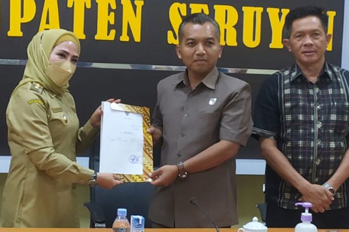 Wakil Bupati Seruyan, Hj. Iswanti menyerahkan surat resume medis dari RSPAD kepada Ketua DPRD Seruyan Zuli Eko Prasetyo, Selasa (FOTO :EDY/PROKALTENG.CO).