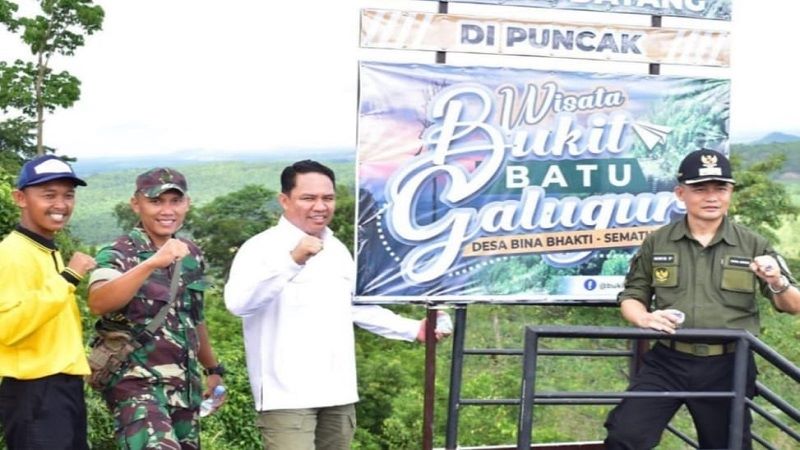 Bupati Lamandau Hendra Lesmana, membuka destinasi Wisata baru Bukit Batu Galugur desa bina bakti di dampingi Unsur Forkopimda.(FOTO:BIB/FREE)