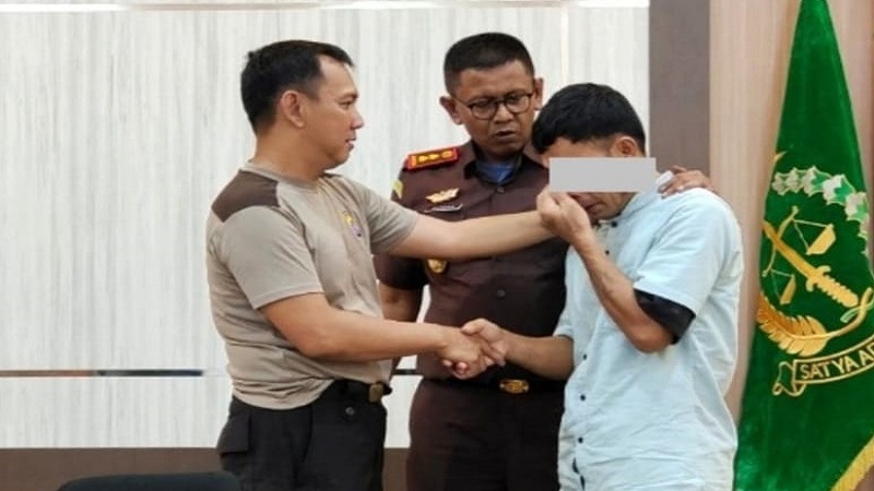 Kejari Lamandau, Hendra Jaya Atmaja saat melepas baju tahanan Tersangka. (FOTO:BIB)