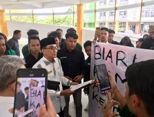 Mahasiswa perwakilan Dema IAIN Palangka Raya menggelar demo di sela sertijab rektor. (foto: zaki/kaltengtv.com)