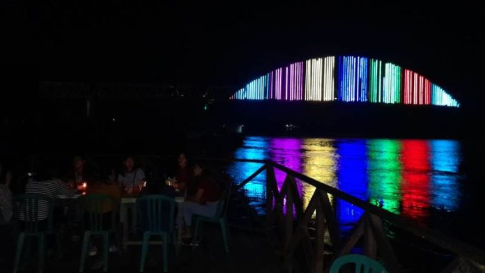 Suasana malam hari di bawah jembatan Kahayan Kota Palangkaraya, Selasa (27/6/2023)(FOTO:MARINI/PROKALTENG.CO)
