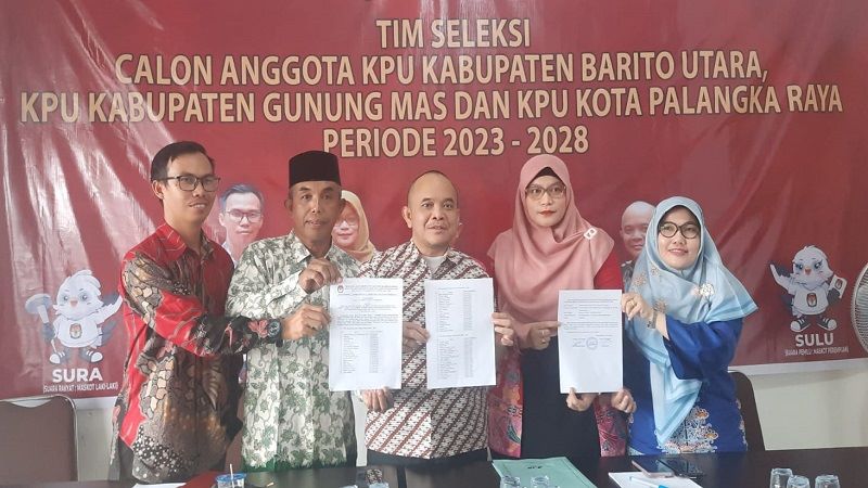 Timsel Calon Anggota KPU Gelombang 6 meliputi Kabupaten Gunung Mas, Barito Utara dan Kota Palangkaraya mengumumkan hasil tes seleksi CAT dan Psikologi di Sekretariat Timsel, Minggu (16/7).(HAFIDZ/PROKALTENG.CO)