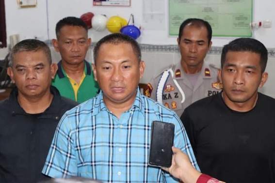 Kapolres Lamandau AKBP Bronto Budiyono didampingi Wakapolres Lamandau dan PJU Polres Lamandau saat diwawancai media di RSUD Kabupaten Lamandau. (FOTO:BIB)