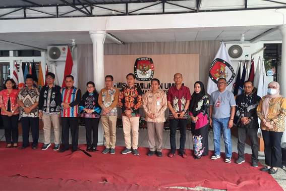 Ketua KPU Kalteng Sastriadi (tengah) beserta jajaran pemerintah provinsi dan forkopimda pada kegiatan coffe morning di Kantor KPU Kalteng, Jumat (25/8). (HAFIDZ/PROKALTENG.CO)