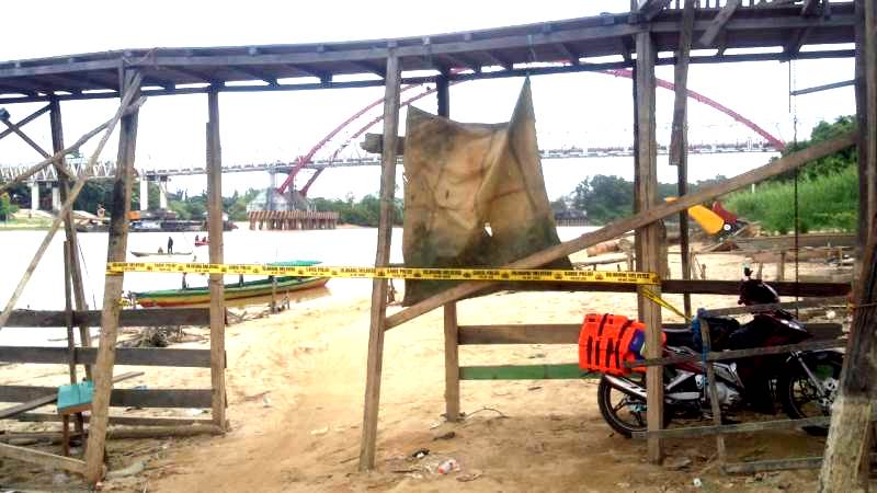 Garis Polisi di akses masuk bawah Jembatan Kahayan, Pahandut Seberang, Palangkaraya, Senin(28/8). (HENDRAWAN/PROKALTENG.CO)