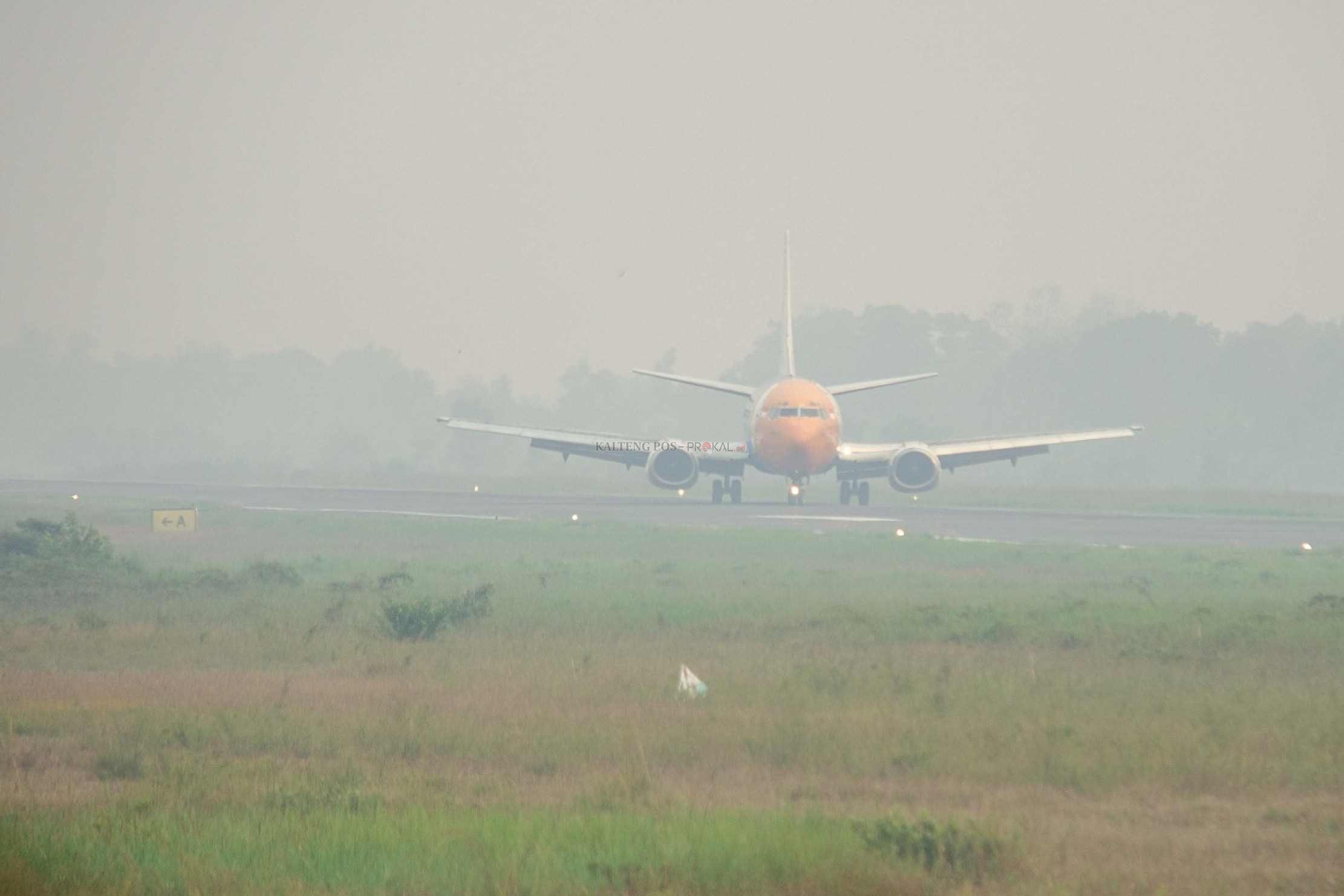 Kabut asap yang menganggu penerbangan di Kalteng.