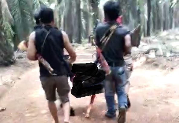 Korban penembakan di Desa Bangkal dievakuasi warga.