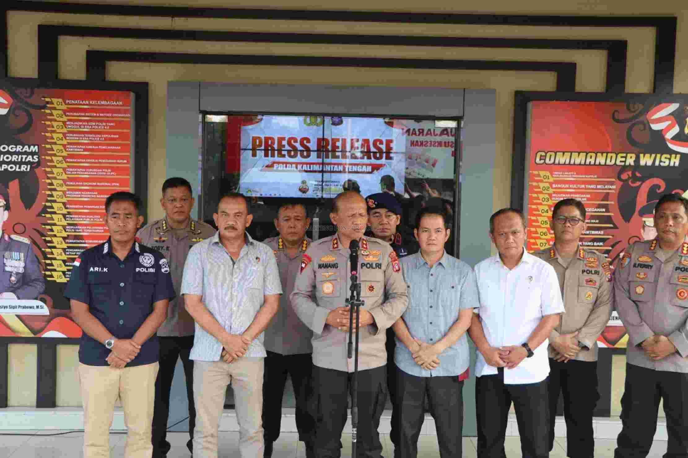 Kapolda Kalteng Irjen Pol Nanang Avianto dalam konferensi pers di Lobi Mapolres Kotawaringin Timur, Rabu sore (11/10).