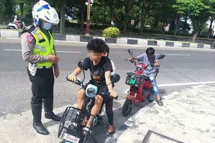 Anggota Satlantas Polresta Palangka Raya saat menghentikan anak-anak pengguna sepeda listrik di jalan raya. (ist)