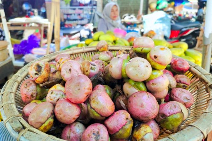 Buah kalangkala yang dijual di Pasar Batuah Martapura, beberapa waktu lalu. (FOTO: BAYU ADITYA RAHMAN/RADAR BANJARMASIN)