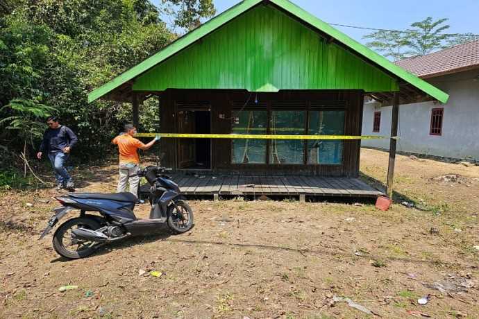 Anggota Satreskrim Polres Pulang Pisau memasang garis polisi di lokasi kejadian. (FOTO: IST)