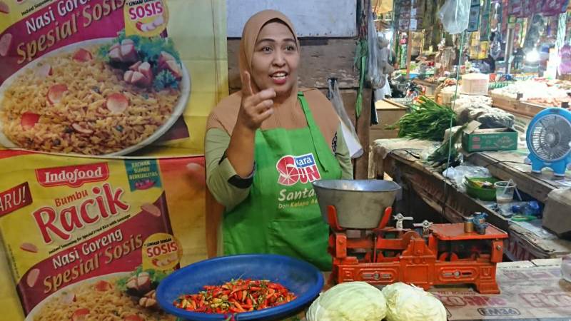 Pedagang Pasar Kahayan, Kota Palangkaraya Sudiana saat berdagang, Sabtu (28/10). (JEFRIE/PROKALTENG.CO)