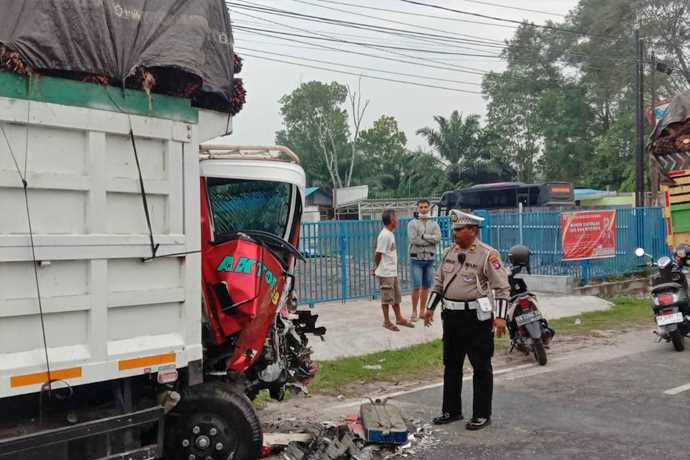 Personel Polresta Palangkaraya saat olah TKP kecelakaan di Jalan Tjilik Riwut Km. 6 Kota Palangkaraya, Jumat (3/11) dini hari. (Foto Satlantas Polresta Palangka Raya)