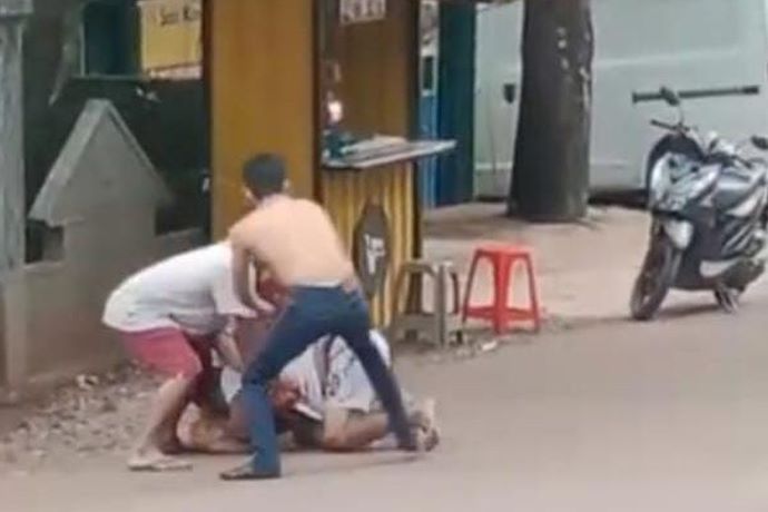 Terlihat warga sekitar saat melerai dua pria yang terlibat perkelahian di Kecamatan Parenggean, Kabupaten Kotim. (Tangkapan Layar Video)