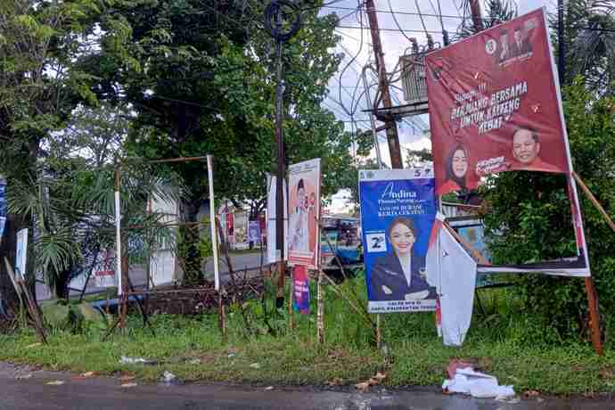 Beberapa APK milik caleg yang rusak. Diduga akibat orang yang tidak bertanggung jawab, di Jalan Pelita Barat perempatan Kapten Mulyono, Selasa (26/12/2023). (APRI/PE)