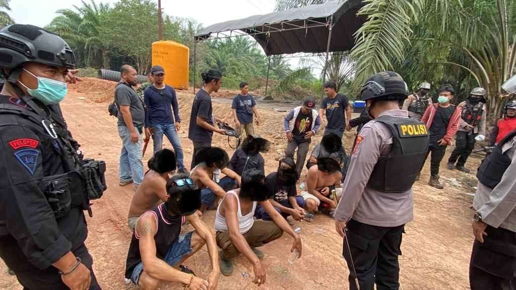 KONFLIK: Sejumlah warga diamankan kepolisian lantaran membawa senjata api, tombak, dodos, dan ketapel, Sabtu (7/10/2023) lalu. Konflik perkebunan beberapa kali terjadi di Kalteng.