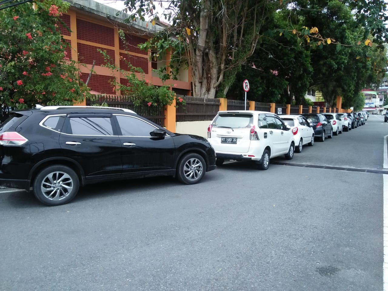 Mobil masih terparkir di kawasan SMA 1 Balikpapan,Jumat (4/1). Padahal kawasan ini termasuk dalam aturan Jumat Bebas Parkir.