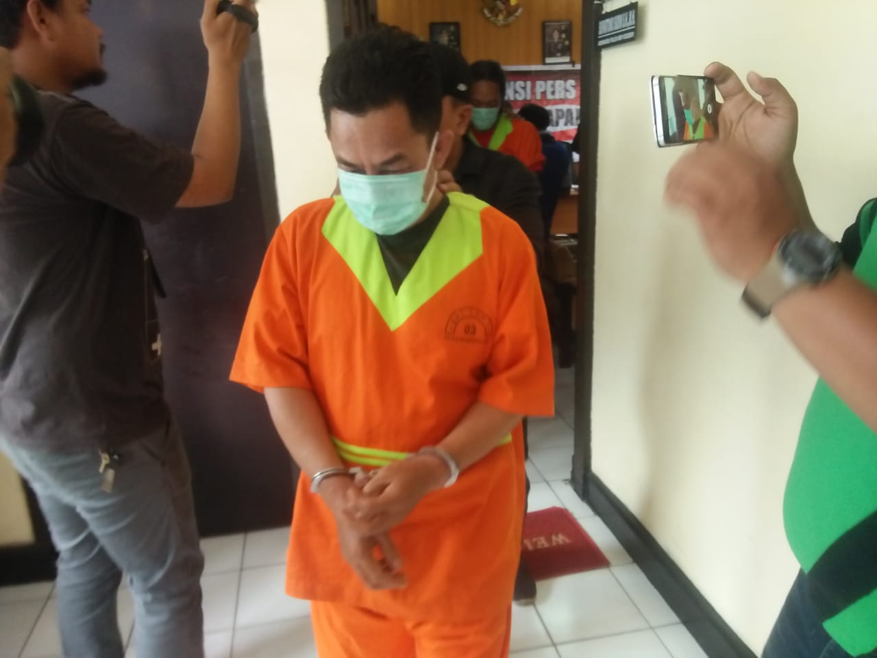 SD saat digiring dari ruang pemeriksaan Polsek Balikpapan Utara menuju sel tahanan, Kamis (10/1).