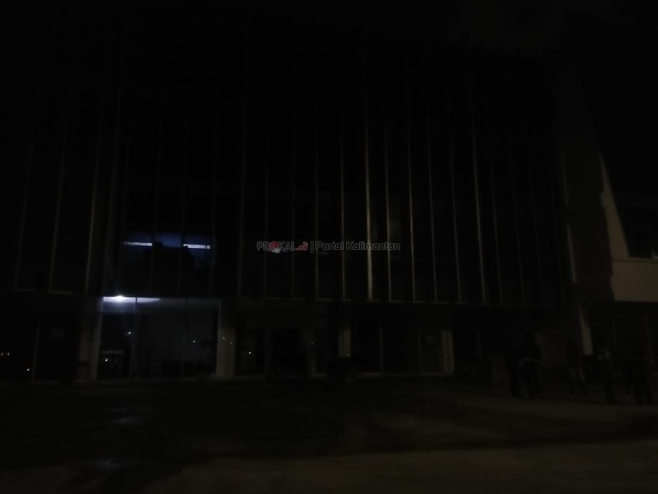 Kantor Pemasaran Ciputra City di Jalan MT Haryono gelap gulita setelah bagian lantai tiga terbakar.