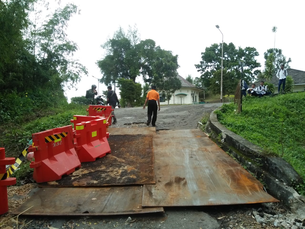 Jalan amblas di kawasan Prapatan. Tepatnya dekat pagar ijo tembus ke kawasan Gunung Dubs Balikpapan.