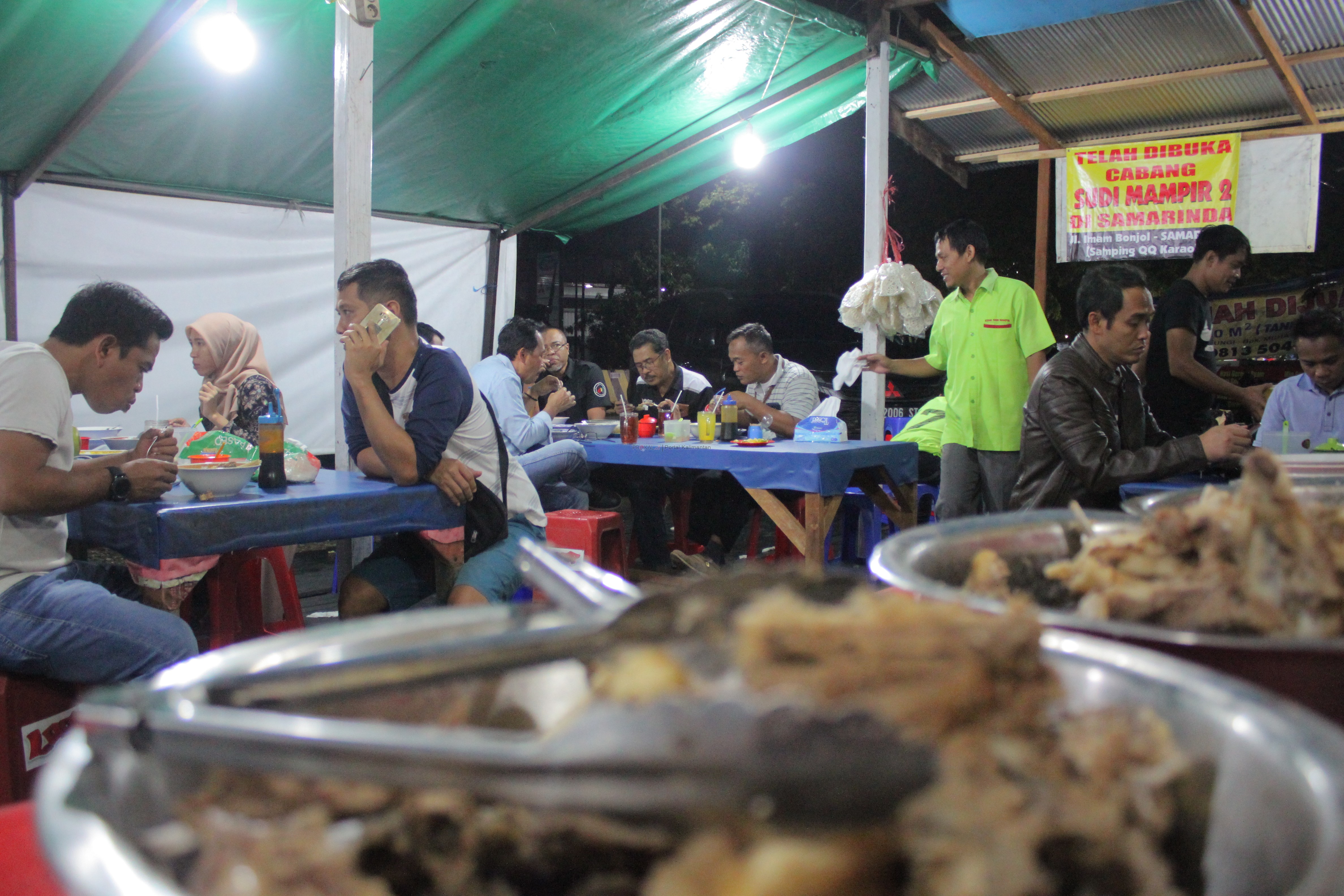 KHAS KAMBING: Sajiannya mulai dari potongan daging, tulang hingga kepala yang ada di warung Sudi Mampir pertama yang ada di Jl Mt Haryono (samping jalan masuk BJBJ).