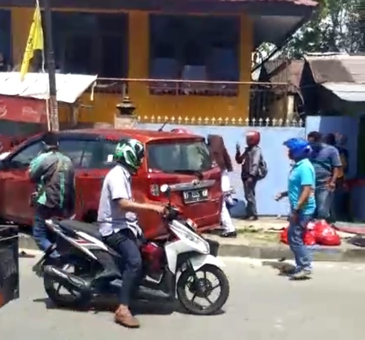 Mobil mini bus menabrak tiang listrik di depan Untri, Perumnas, Balikpapan, Senin (21/1) siang.