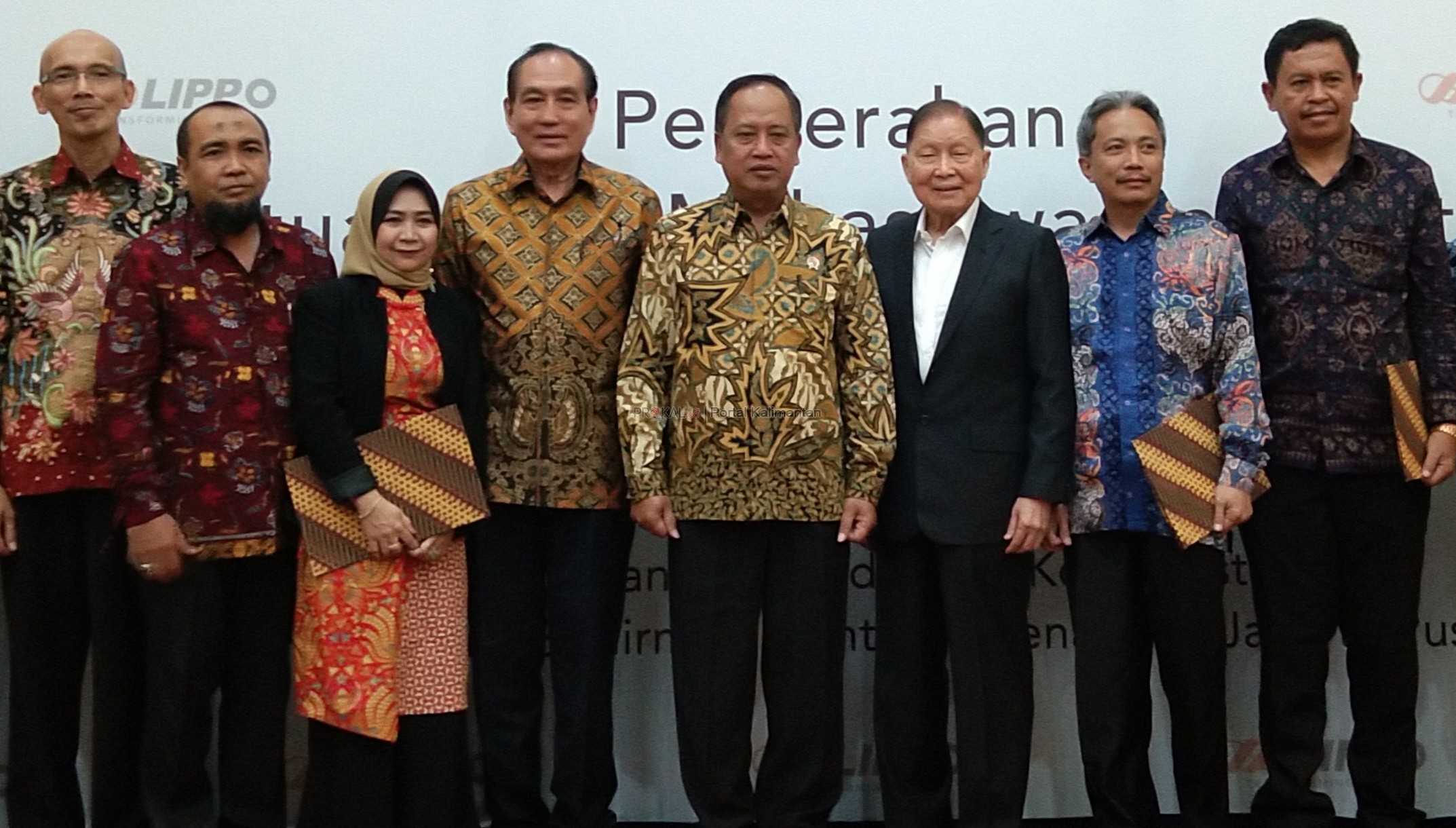 Direktur Politala Kalimantan Selatan, Mufrida Zein (ketiga dari kiri) bersama beberapa pimpinan perguruan tinggi lainnya dan Menristekdikti Mohamad Nasir, Pendiri Lippo Group Mochtar Riady dan Ketua Penyelenggara Program BMPL, Theo L. Sambuaga usai meneri