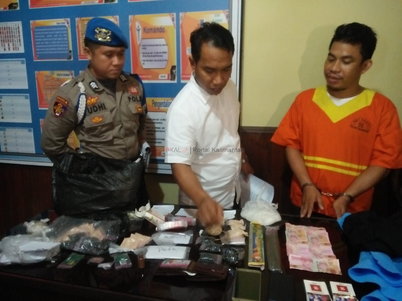 Pelaku penipuan Ahmad Abdullah (kanan) beserta barang bukti saat dihadirkan di Polsek Balikpapan Barat, Rabu (23/1) siang.