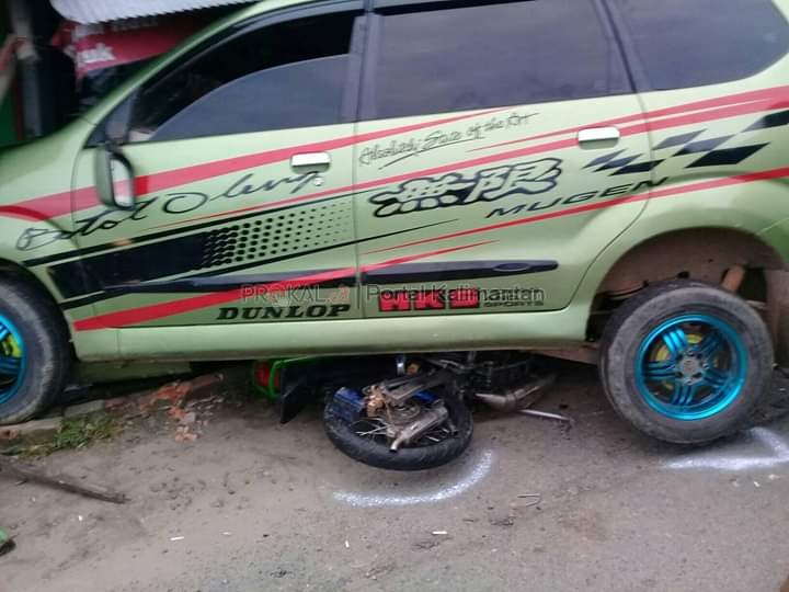 Mobil minibus menabrak sepeda motor di dekat SPBU Km 4 Balikpapan, Minggu (27/1) subuh hingga motor temasuk bawah kolong mobil. Dua pengendara motor tersebut luka berat.