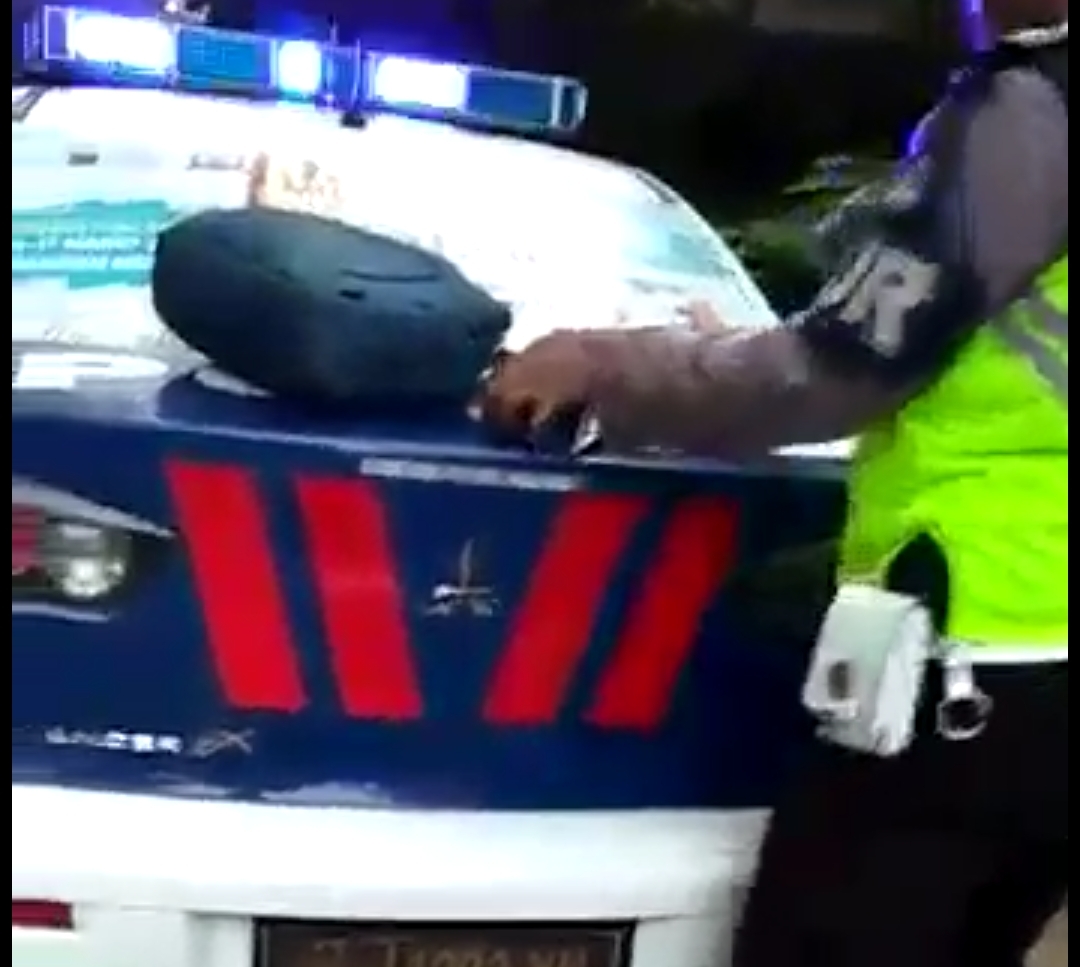 Potongan rekaman video polisi menyetop mobil pikap bermuatan lombok di Bukit Soeharto.