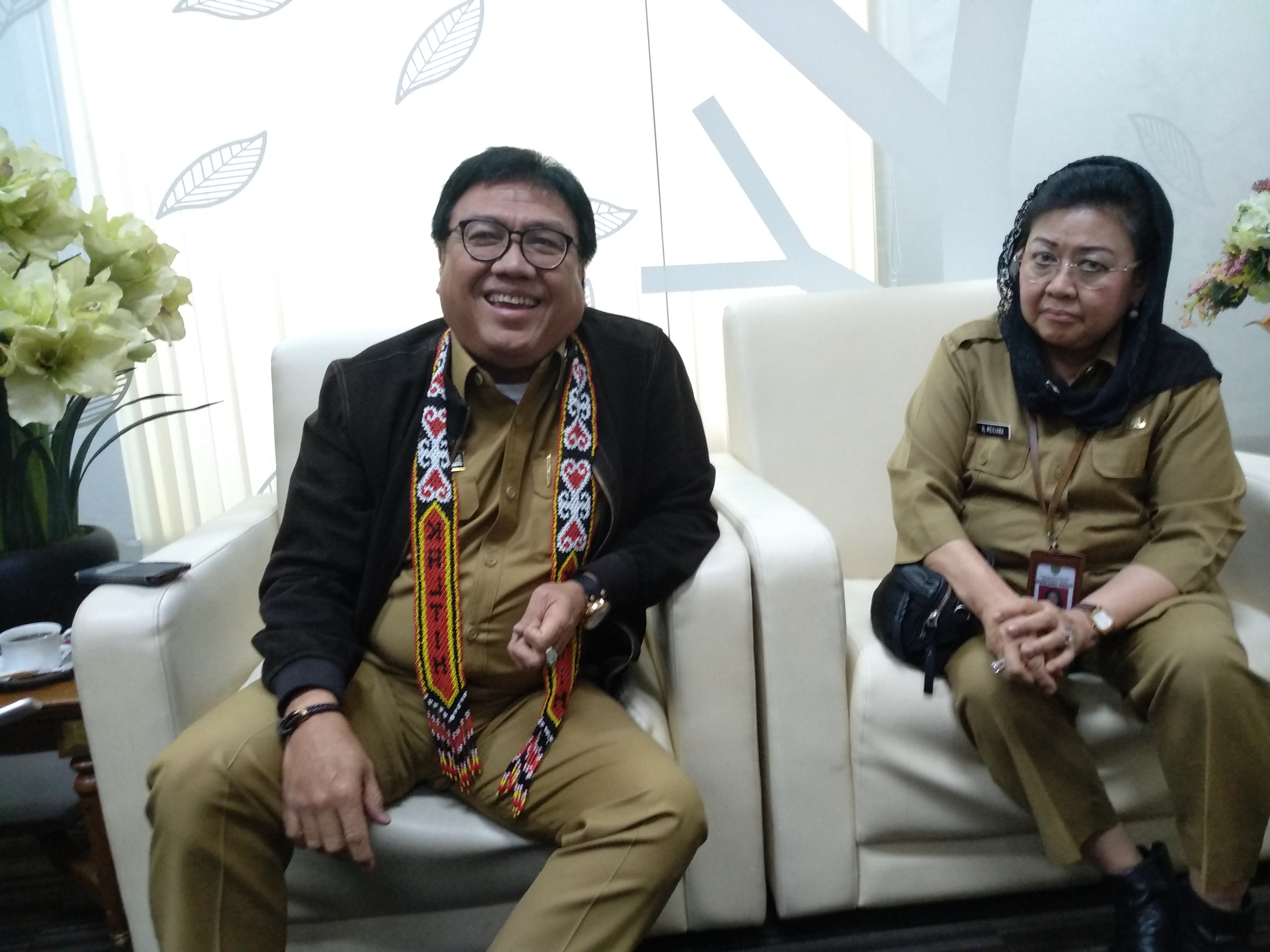 Ketua Umum Dewan Pengurus Pusat (DPP) Forsesdasi Nasrun Umar didampingi Plt Sekprov Kaltim Dr Hj Meiliana. (foto: wawan lastiawan/prokal.co)