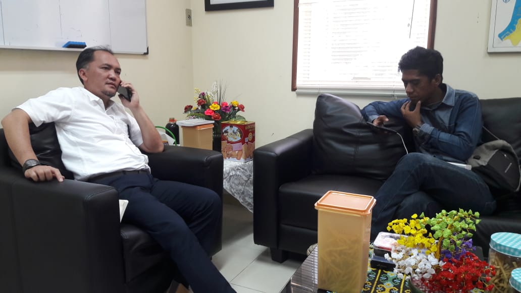 Region Manager Communication & CSR Pertamina Kalimantan, Yudi Nugraha (kiri) saat ditemui awak media, Senin (25/2).