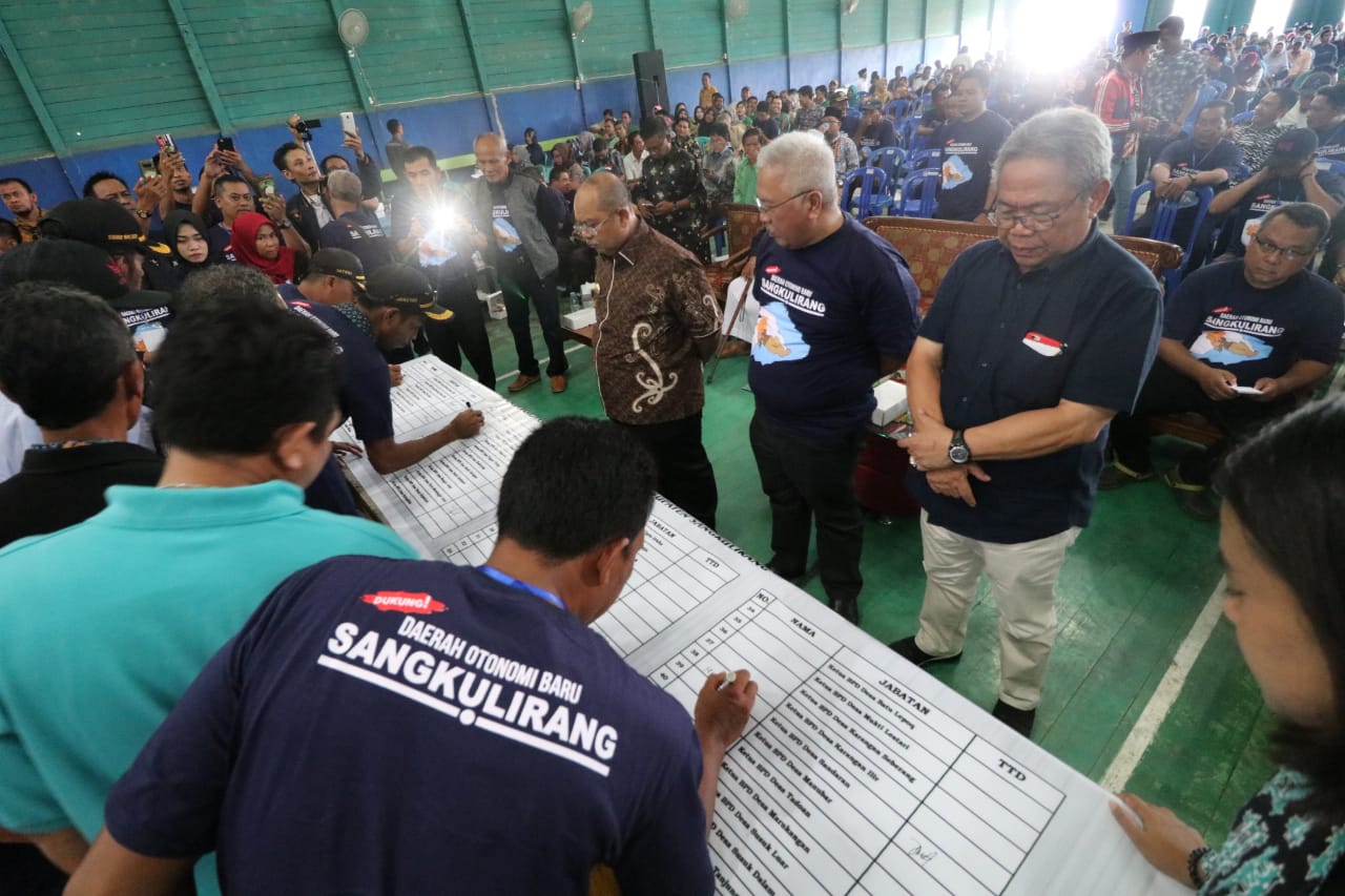 Bupati Ismunandar Menyaksikan Penandatanganan Deklarasi Pembentukan DOB Oleh 44 Badan Pemerintah Desa Dari 5 Kecamatan. (Foto: Alvian Humas)