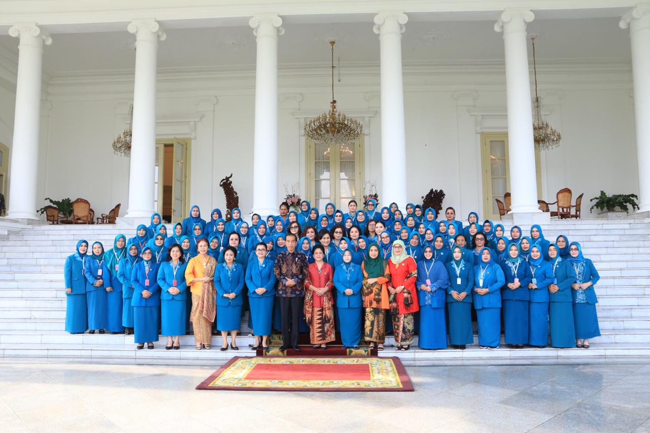 Presiden Ir H Joko Widodo dan Ibu Negara Hj Iriana Joko Widodo Serta Ibu Hj Mufidzah Yusuf Kala Dengan TP PKK Se-Indonesia, Di Istana Bogor.