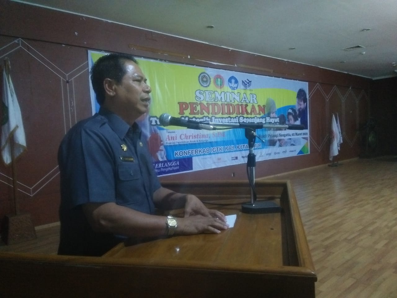 Asisten Pemerintahan Umum dan Kesejahteraan Rakyat Sekretariat Kabupaten Kutim, Suko Buono, pada membuka Konferensi Kabupaten III IGTKI-PGRI Kutim dan Seminar Pendidikan. (Foto: Wak Hedir Humas)