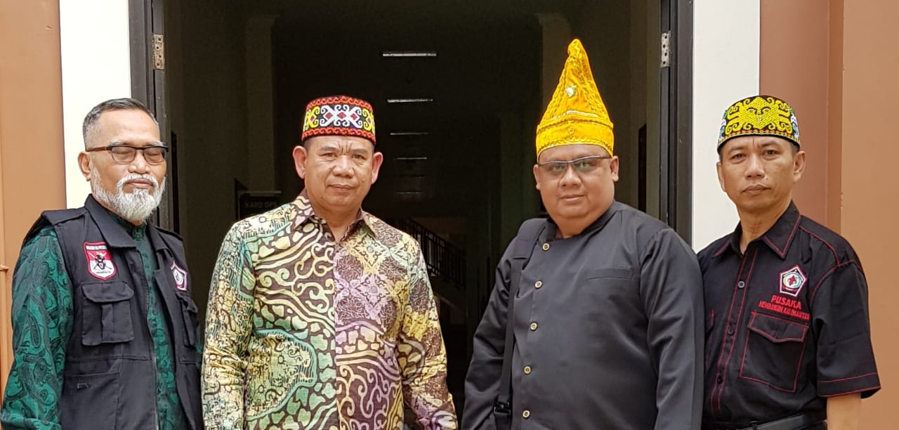 MINTA DIUSUT TUNTAS: Rachmadansyah (dua kiri) bersama pengurus inti DPW Pusaka Kaltim mendorong kasus dugaan selisih dana BLU Unmul yang mencapai Rp 35 miliar itu diusut tuntas dan transparan.