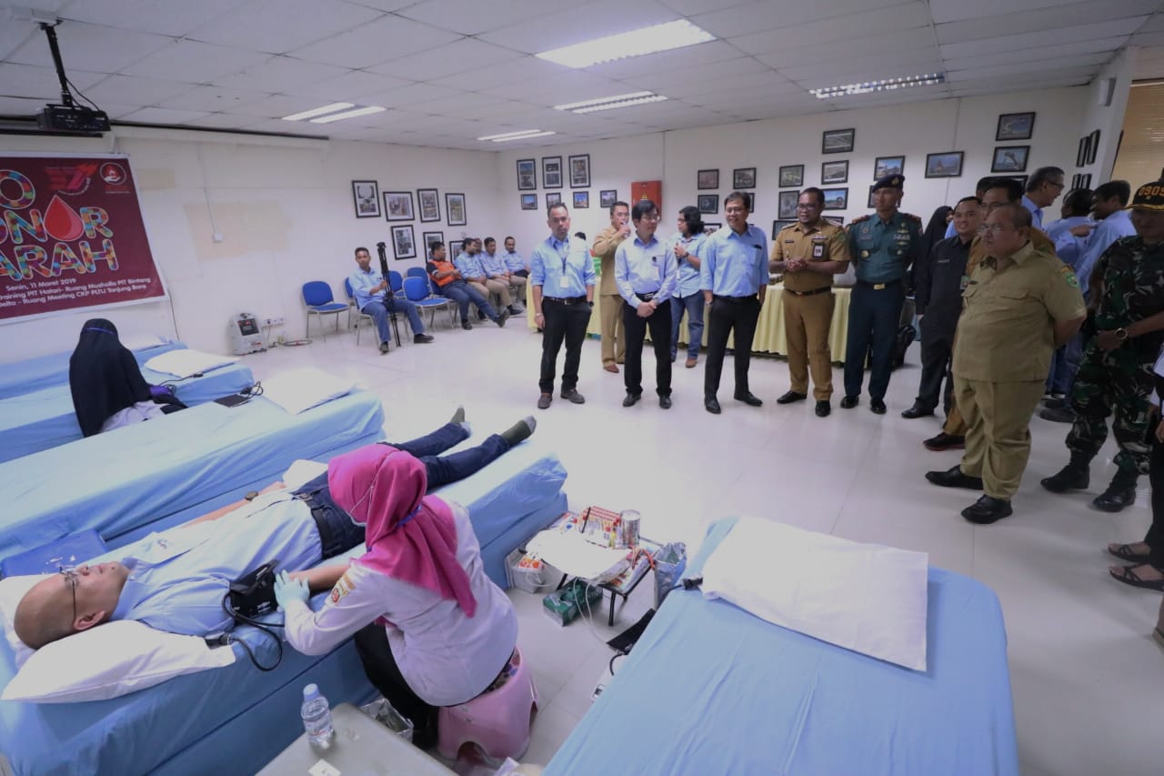Bupati Ismunandar saat menghadiri kegiatan donor darah dalam rangka HUT PT KPC ke 73 di M4 Mine Site Swarga Bara. (Foto Jani Humas)