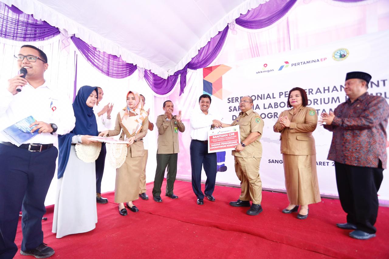 CSR PENDIDIKAN: General Manager Pertamina EP Asset 5 Sangatta Field Irwan Zuhri menyerahkan secara simbolis bantuan komputer ke Bupati Ismunandar. Selanjutnya kegiatan dilanjutkan melihat langsung laboratorium komputer yang akan digunakan dalam UNBK.  (Fo