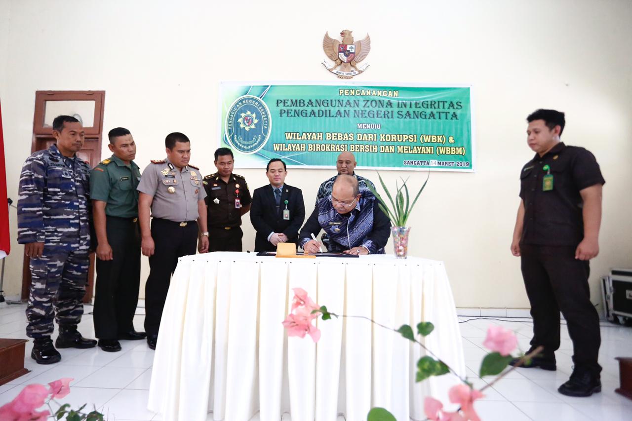 SINERGI: Bupati Ismunandar melakukan penandatanganan zona integritas di Kantor PN Sangatta. (Foto: Irfan humas)