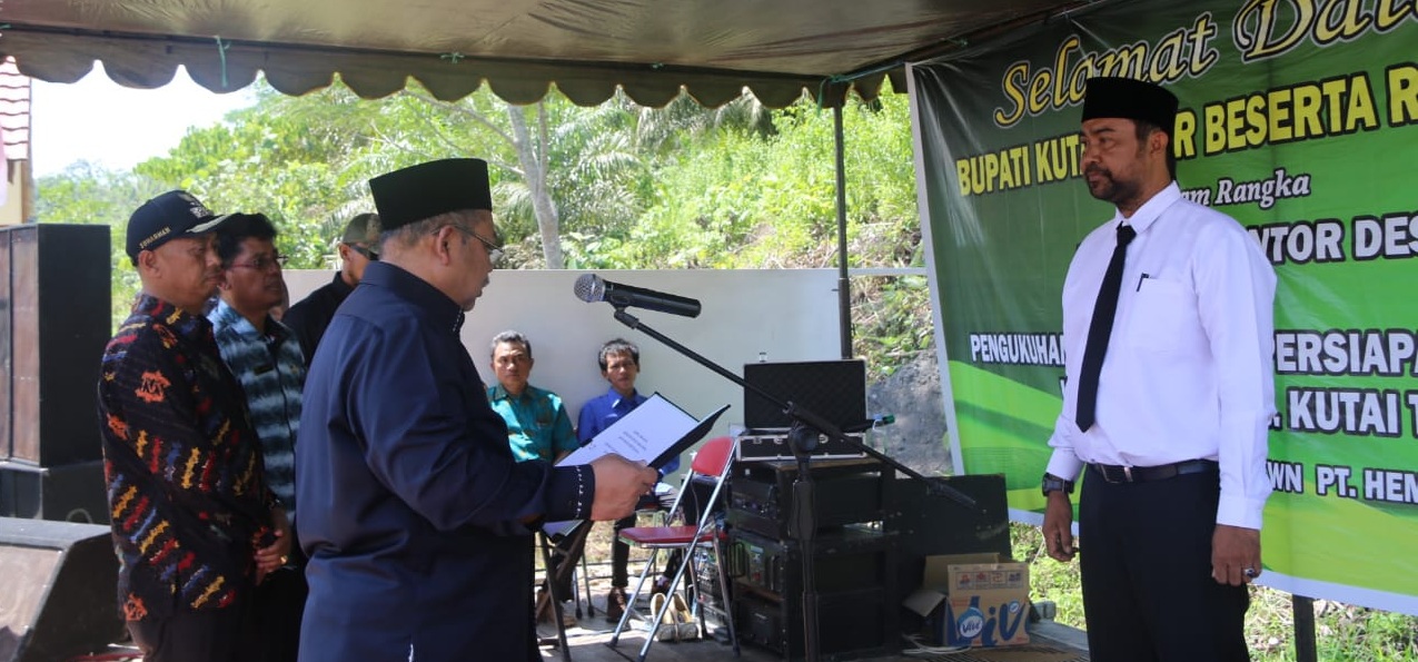 Bupati Kutai Timur H Ismunandar Mengukuhkan Jumari Sebagai Pj Kades Persiapan Sekuraiu Atas (Foto: Wak Hedir Humas)