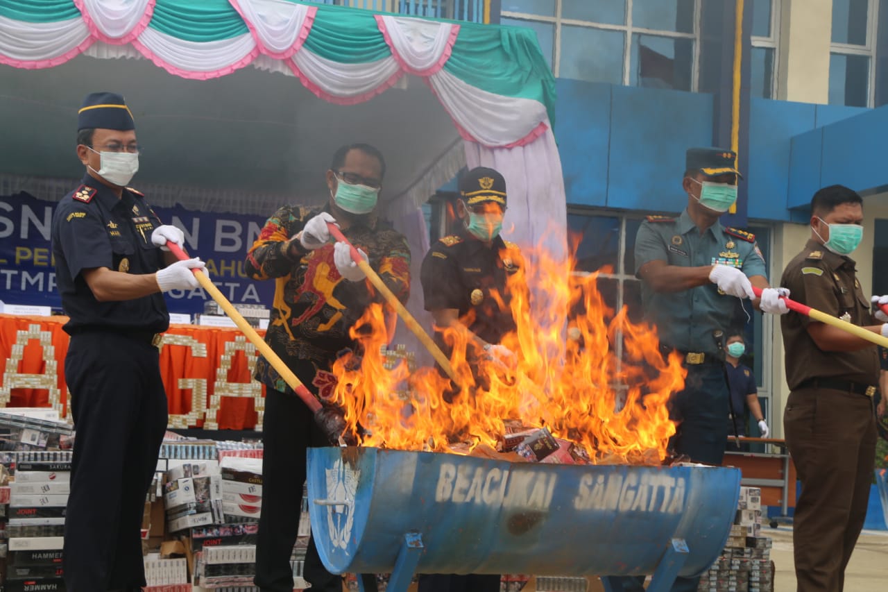 Wakil Bupati H Kasmidi Bulang bersama Kepala KPPBC  Sangatta, Hari Murdianto, Kepala Kantor Wilayah Direktorat Jenderal Bea dan Cukai Kalimantan bagian Timur, Rusman Hadi, Kepala Inspektur V Inspektorat Jenderal Kementerian Keuangan, Raden Petrik Wahyu Dw