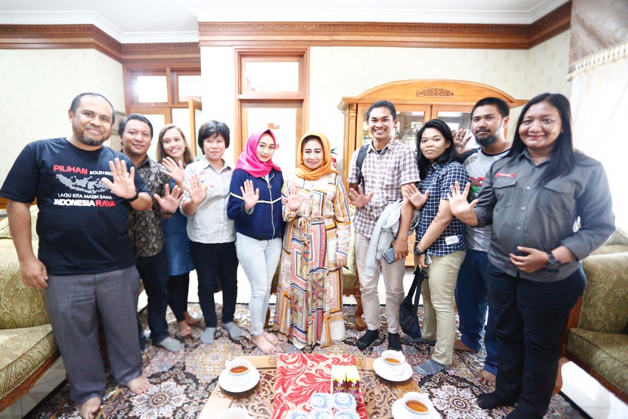 SUPPORT: Bunda Pariwisata Encek Firgasih menerima kunjungan BPPD dan Tim Genpi Kutim di ruang kerjanya. (Foto: Irfan humas)