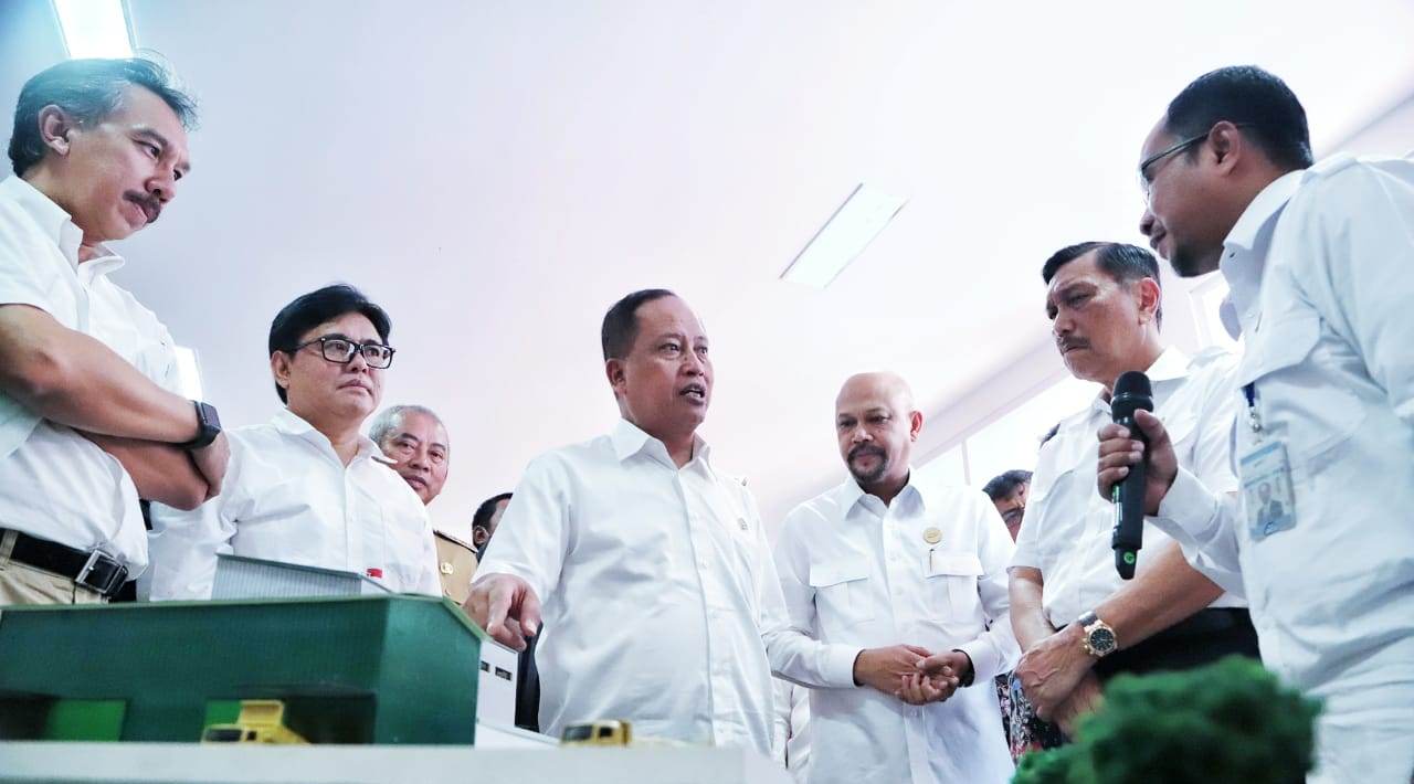 Menteri Koordinator Bidang Kemaritiman Luhut Luhut Binsar Pandjaitan bersama Menteri Riset Teknologi dan Pendidikan Tinggi Mohamad Nasir dan  Kepala Badan Pengkajian dan Penerapan Teknologi (BPPT) Hammam Riza di PLTSa Bantargebang, Kota Bekasi, Senin (25/