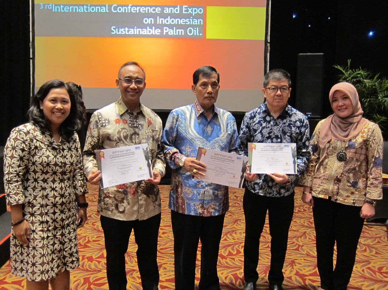 Perwakilan dari AAPA yang merupakan Head of Sustainability, Rudy Prasetya (kedua kiri) menerima sertifikat ISPO dari Kementerian Pertanian Republik Indonesia.