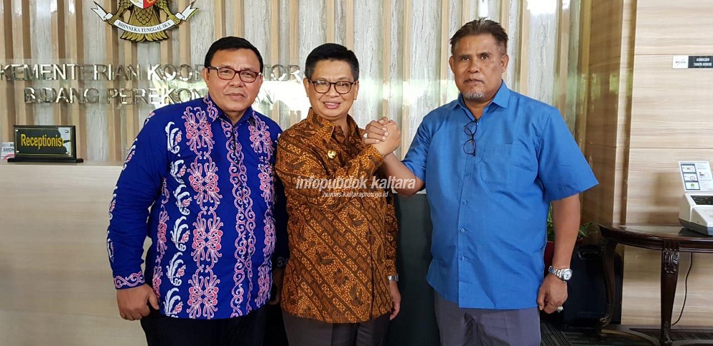 DUKUNGAN : Gubernur Kaltara Dr H Irianto Lambrie berfoto bersama H Budiman Arifin, mantan Bupati Bulungan serta Rektor UBT Prof Adri Patton, dan Rektor Unikal Prof Jabarsyah.