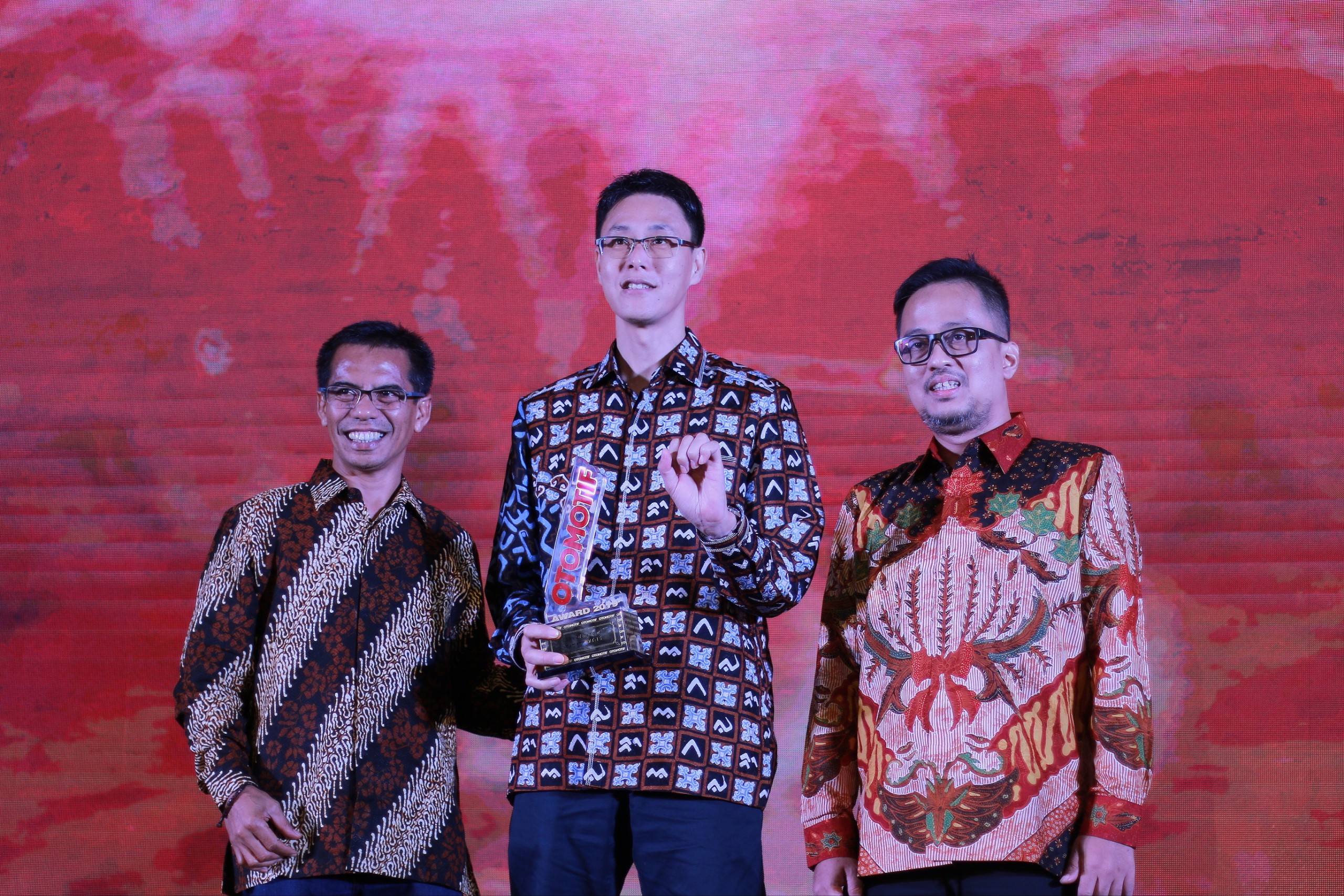 TERANYAR DAN TERBAIK: Hiroshi Setogawa (tengah) saat menerima penghargaan atas motor teranyar Yamaha Indonesia yaitu MT-15 sebagai Bike of The Year dalam ajang Otomotif Award 2019.