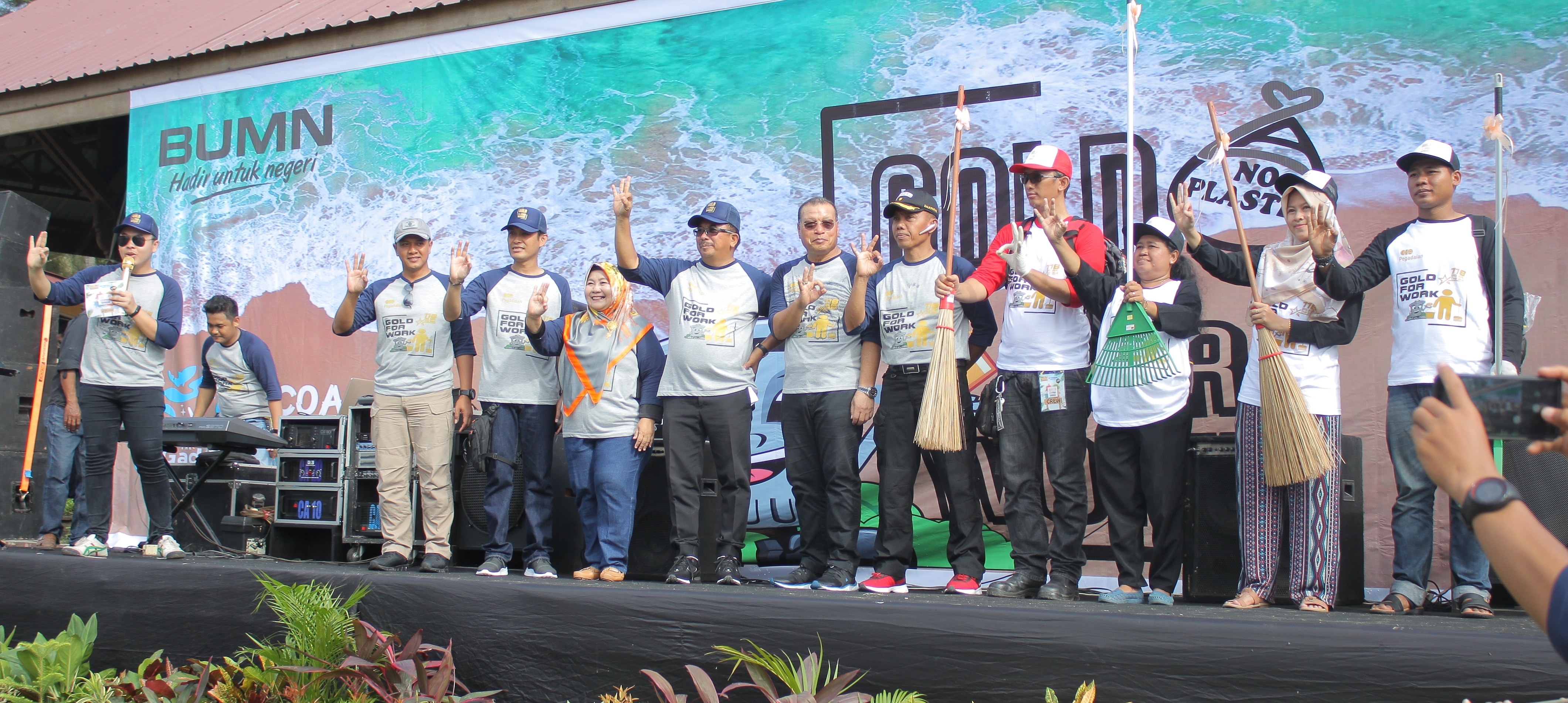 PEDULI KEBERSIHAN PANTAI: (dari kiri) Wahyu Cahyono, Edy Purwanto, Rizal Effendi (empat kiri) Suryanto (lima kiri) beserta jajaran dan masyarakat dalam kegiatan Menuju Indonesia Bersih di Pantai Segara Sari, Manggar.