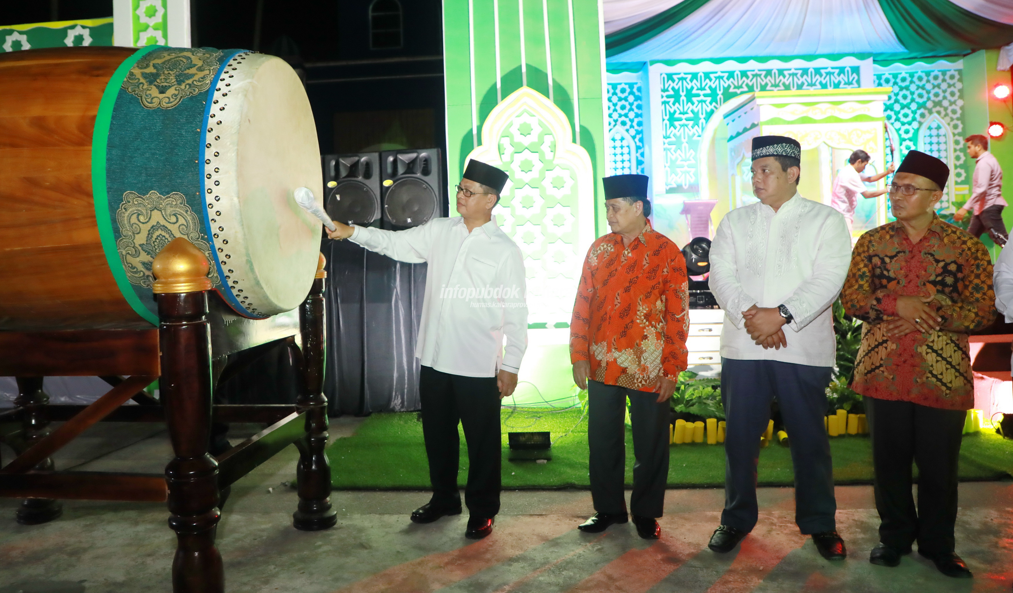 PEMBUKAAN MTQ : Gubernur Kaltara Dr H Irianto Lambrie memukul beduk, tanda dimulainya perhelatan MTQ IV tingkat Provinsi Kaltara, Rabu (10/4) malam.
