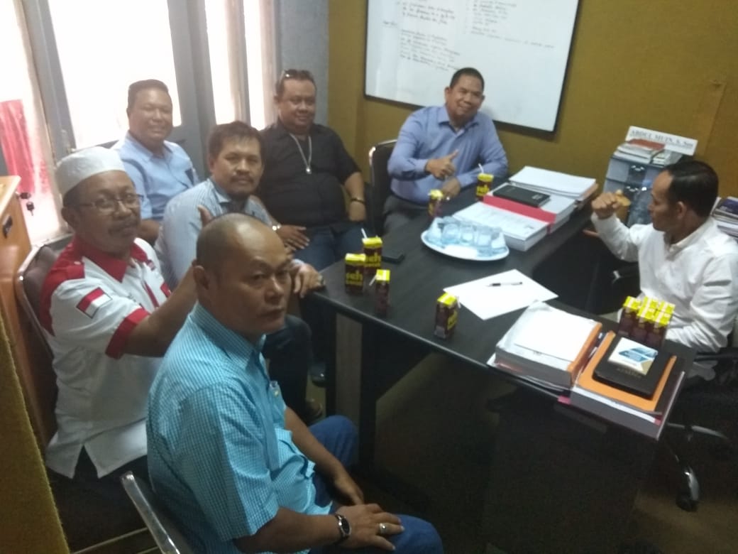 DUKUNGAN MORIL: Pusaka Kaltim yang dipimpin Rachmadansyah (dua kana) bersama rombongan LKBH Pusaka dan LAKP serta Ormas lainnya silaturahmi ke Bawaslu Samarinda untuk memberikan dukungan dierima Abdul Muin (kanan kemeja putih).