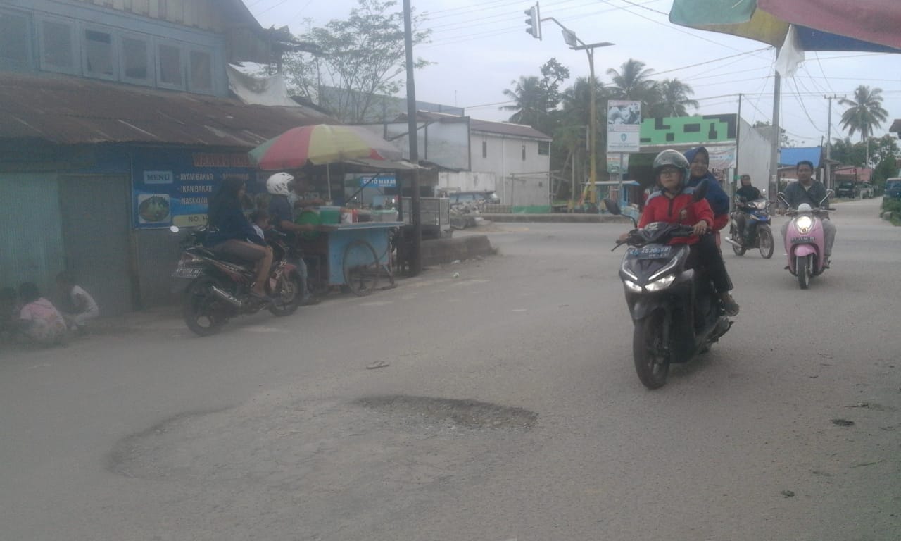 Salah satu kondisi jalan berlubang yang terdapat di jalan Kabupaten PPU.